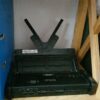 Ein schwarzer kleiner Dokumentenscanner von EPSON in einem Holzregal
